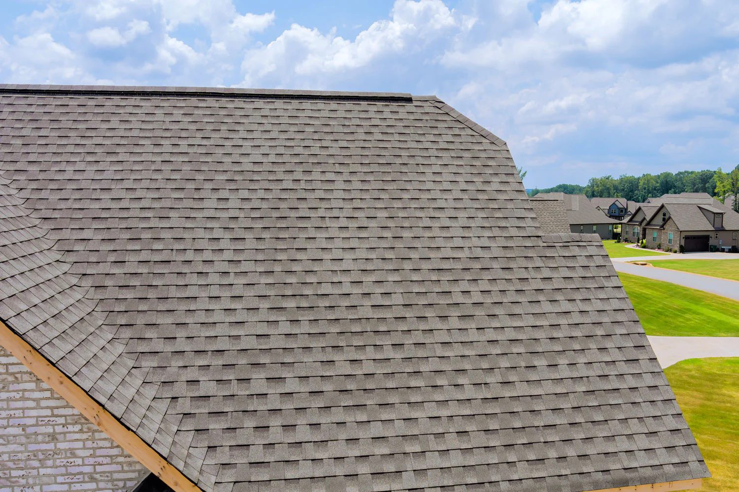 roof-installation-taking-place-on-suburban-home-un-2026-05-07-20-07-10-utc
